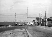 169387 Gezicht op de spoorwegovergang in de Kleverlaan te Bloemendaal.